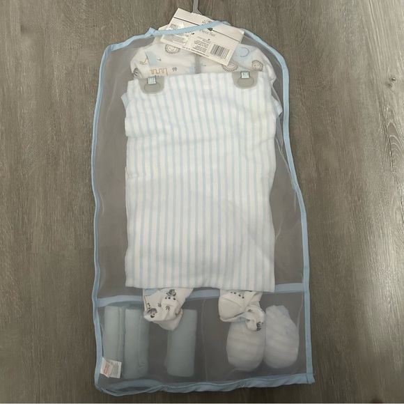 2 Baby Sets Body Suit Sleeper Socks Bib Wash Cloth Size 0-3 3-6 Months - Picture 5 of 9